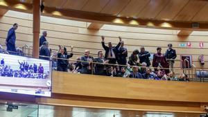 Personas aplauden desde la tribuna de invitados en el pleno del Congreso que debate la toma en consideración de la iniciativa impulsada por el PP y el PSOE para reformar el artículo 49 de la Constitución y eliminar el término disminuidos.