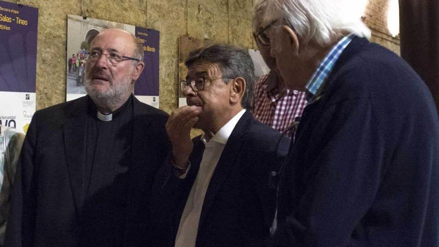 Javier Suárez, delegado episcopal de peregrinaciones; el edil de Cultura, Roberto Sánchez Ramos, y José Luis Galán González, ayer, durante el estreno de la exposición sobre el Camino Primitivo en el Auditorio.