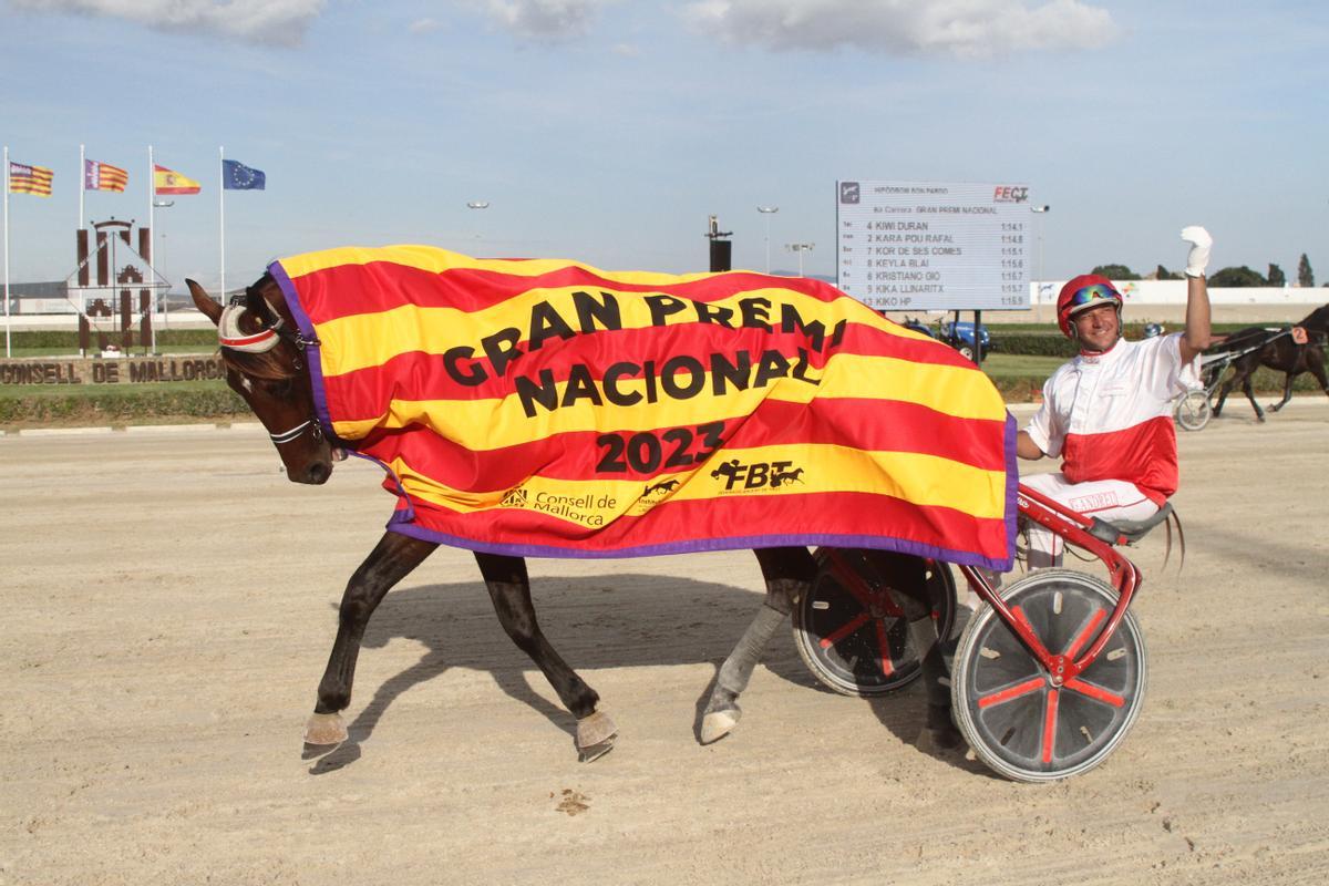 Trote. Kiwi Durán, con Guillem Andreu, con la manta de vencedor.