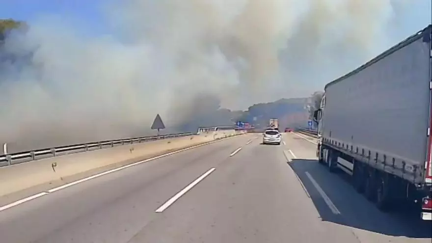 Imágenes del incendio en la AP-7 en sentido sur a la altura de Gelida; la AP-7 está cortada.