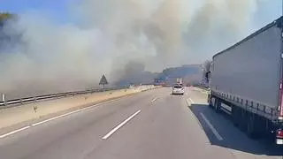 Reabierta por completo la AP-7 en Gelida y restablecida la circulación de la R4 de Rodalies tras el incendio de un camión