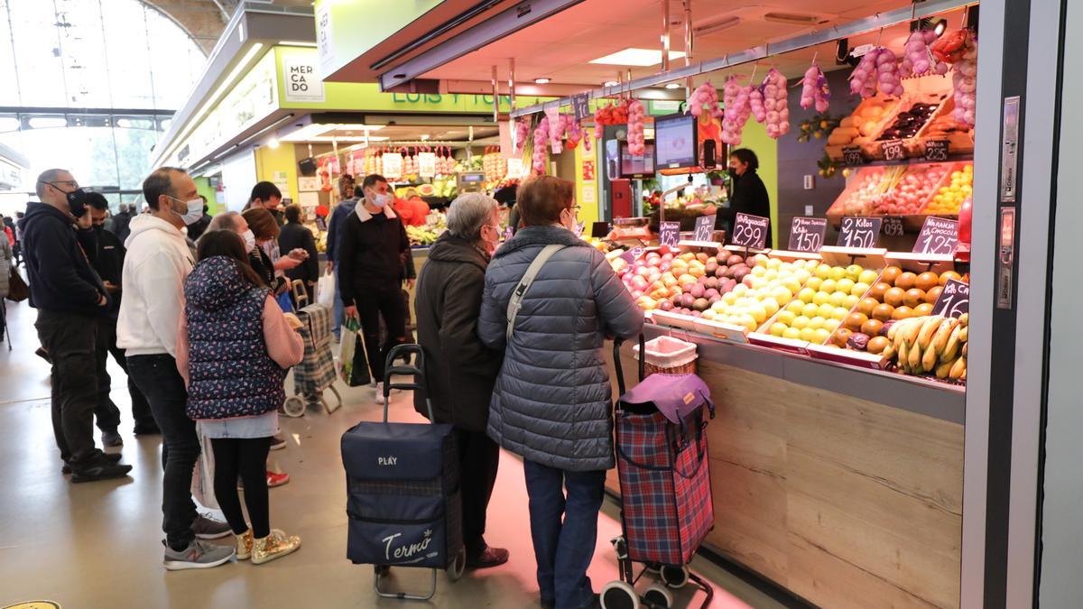 En los puestos de fruta y verdura del Mercado Central había total normalidad.