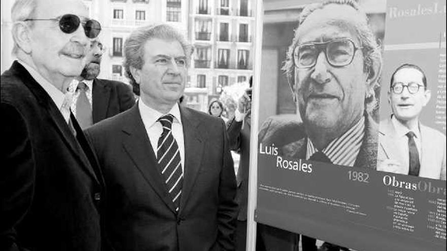 Juan Gelman, a la izquierda, con el ministro de Cultura, César Antonio Molina.