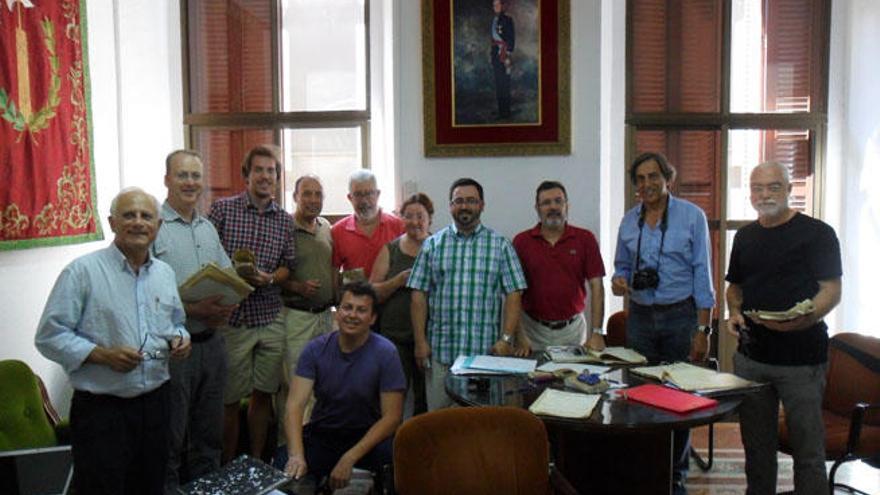 La imagen muestra a un nutrido grupo de historiadores en los interiores del Archivo Militar. Entre ellos, Pepe Sánchez y Rafael Molina.