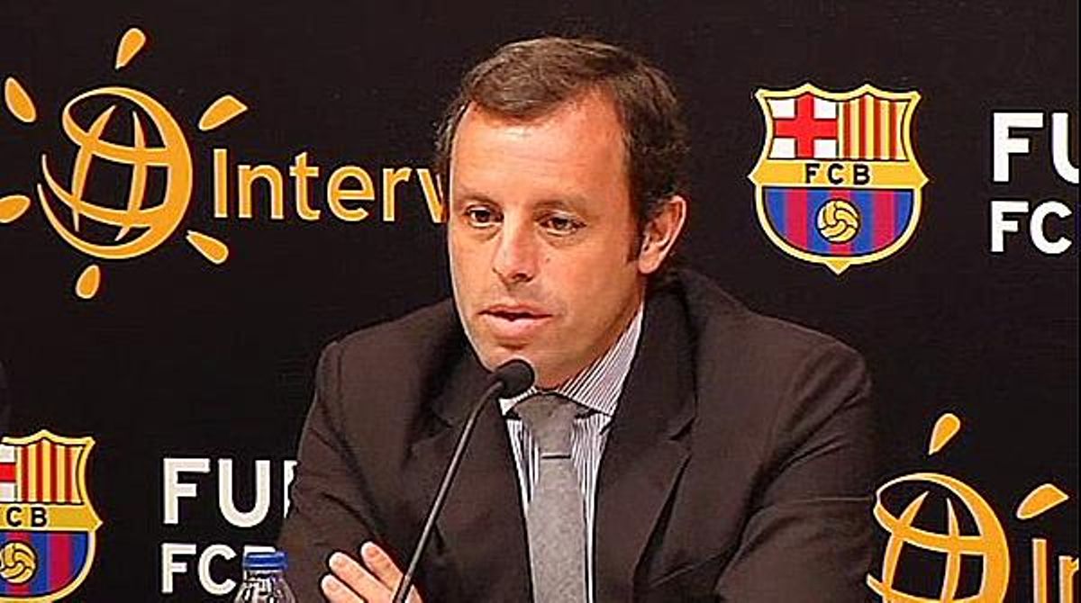 El president del FC Barcelona, Sandro Rosell, durant la roda de premsa d’avui.