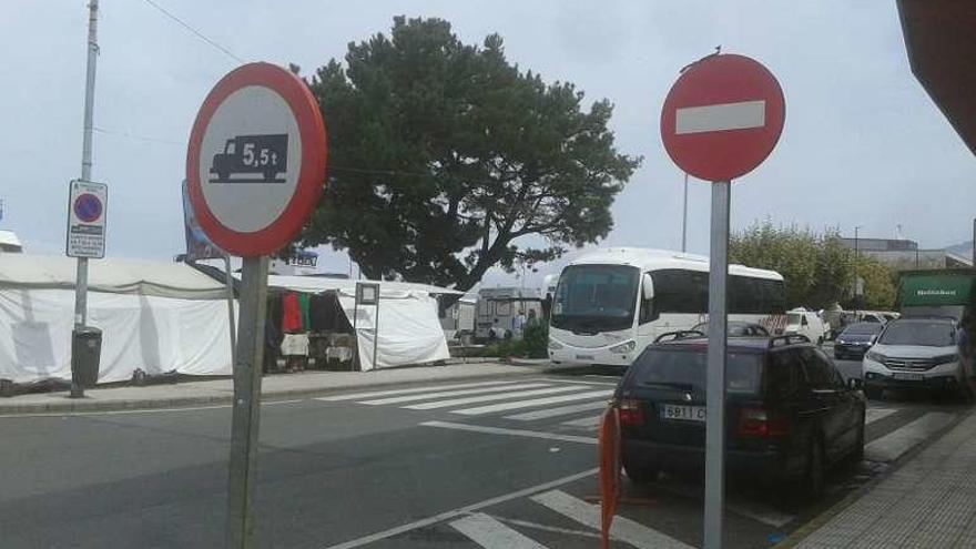 Las señales en la intersección entre Montero Ríos y Carballeira.// S.Á.