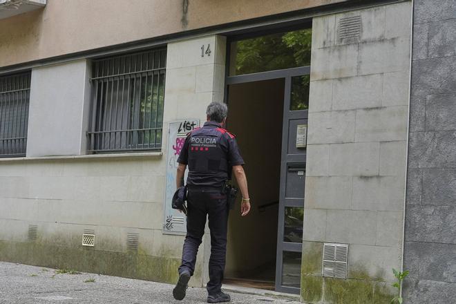 Van a tasar un piso del barrio de Pedret de Girona antes de venderlo y encuentran a tres okupas