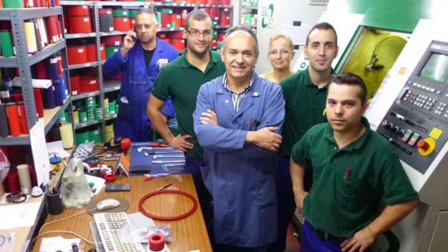 En el centro, Jorge Penedo y al fondo al teléfono su hermano José Enrique, junto a parte de los empleados de Repuestos Carballo. / i.r.