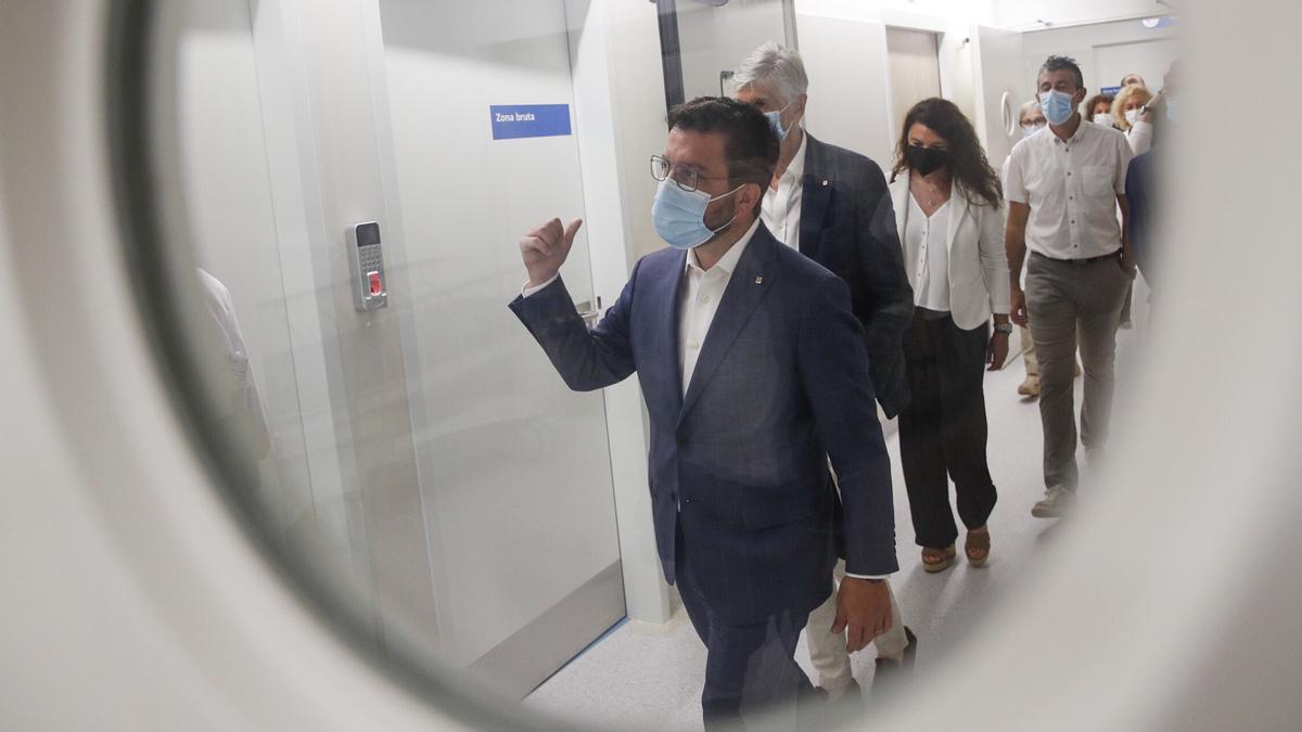 El president Aragonès y el conseller de Salud, Josep Maria Argimon visitan el Hospital Moisés Broggi.