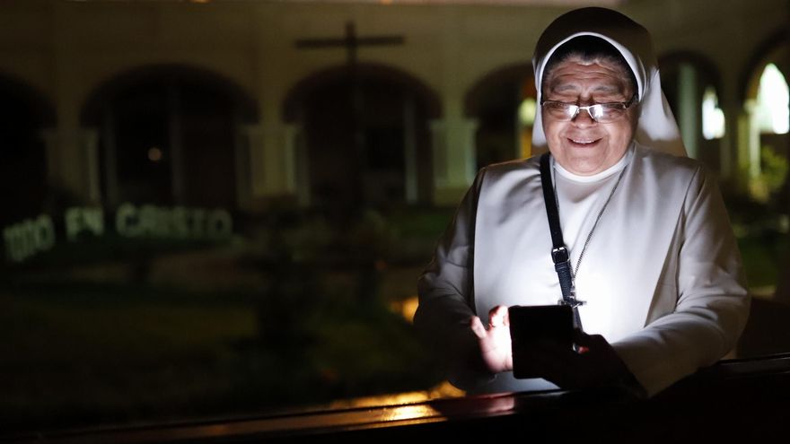 Lleó XIV serà &quot;un papa del poble, per al poble&quot;, diu una monja que es va fer selfies amb ell