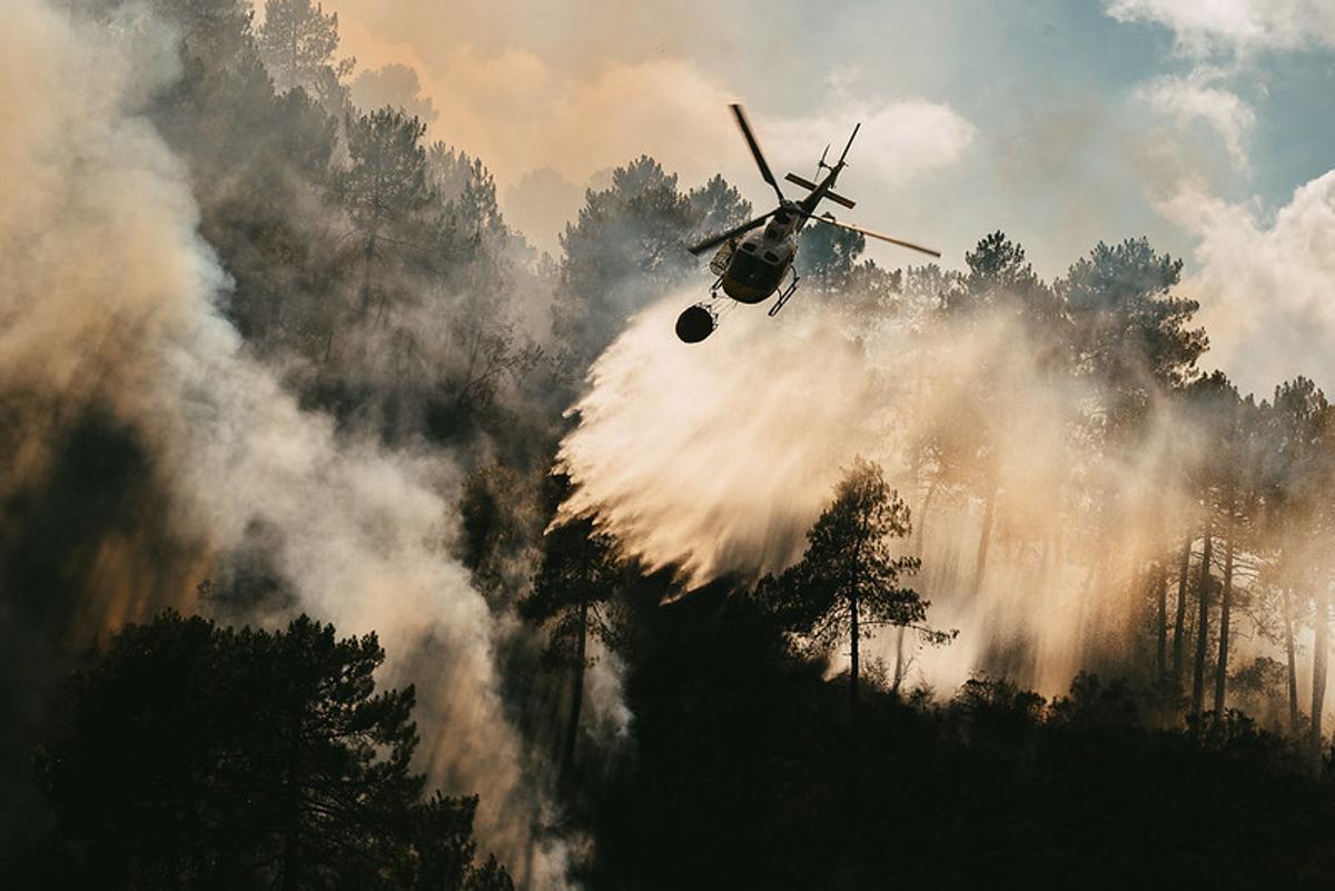 Medios aéreos trabajando en el incendio de Las Hurdes.