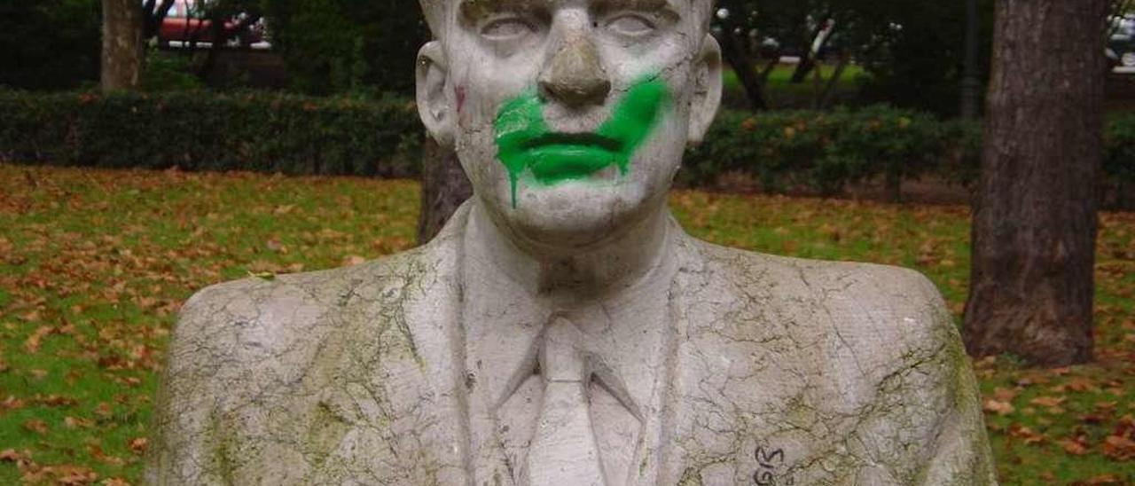 Pintada en la estatua de Romualdo Alvargonzález.