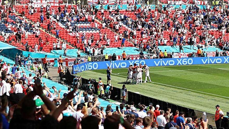 Un aficionado, en estado grave tras caerse de la grada de Wembley en la Euro