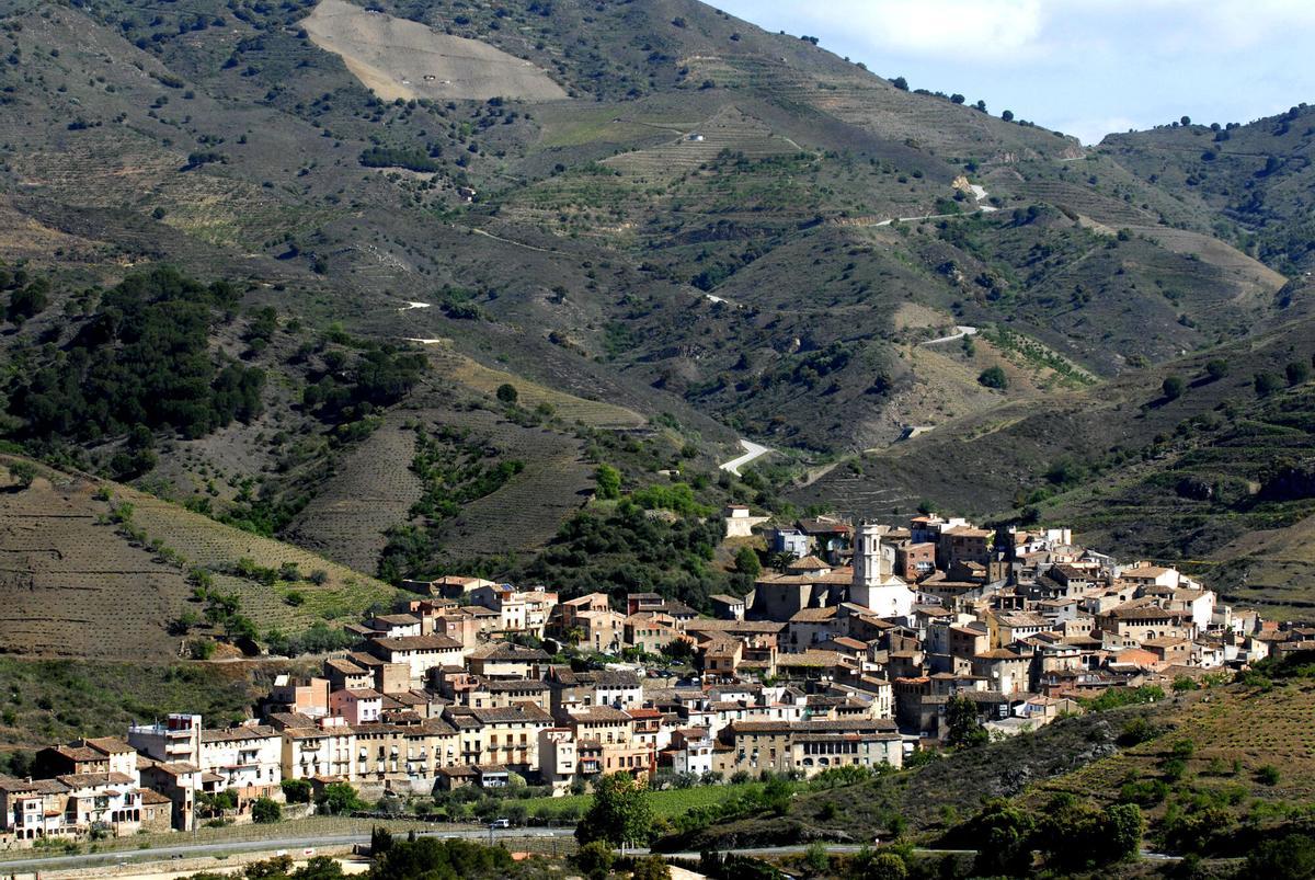 PORRERA ( PRIORAT ) 28.04.2006. PAISAJE DE LA COMARCA DEL PRIORAT.en la foto:VISTA DE LA POBLACION DE PORRERA DESDE LA CARRETERA DE FALSET. foto PUIG, JOAN arxiu. DG. 060428 JP. COMARCAS CATALUNYA , PRIORAT , LOCALIDADES , PORRERA _ PUBLICADA EPC 29/04/2006 P 58