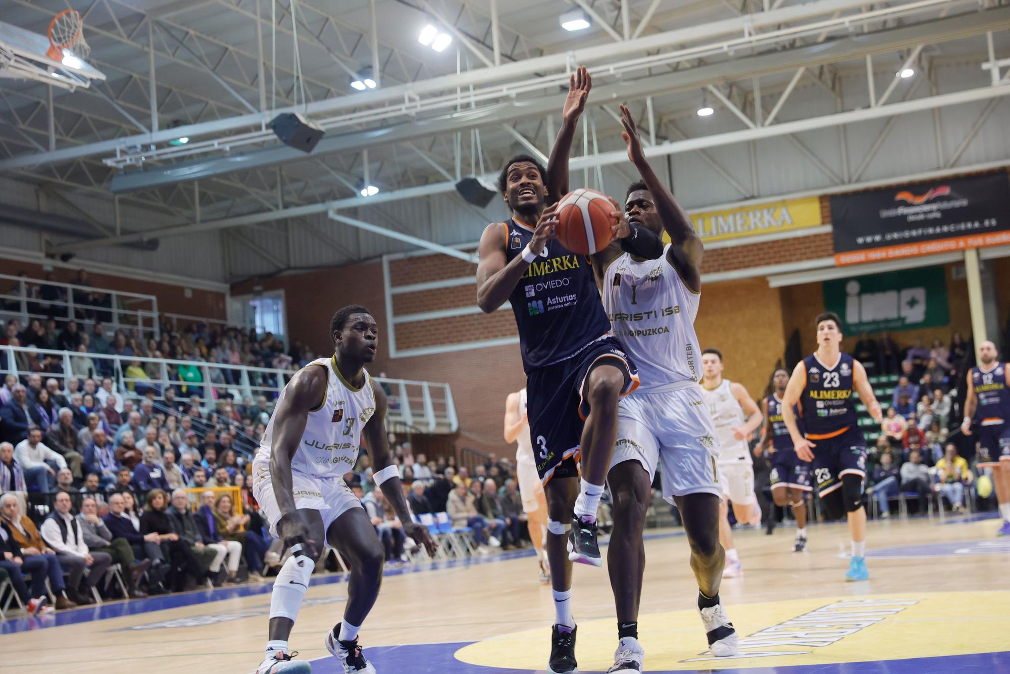 El Alimerka Oviedo Baloncesto gana un partido clave al Iraurgi ISB