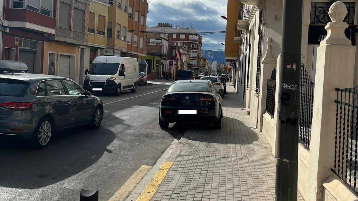 Un coche aparcado en la acera.