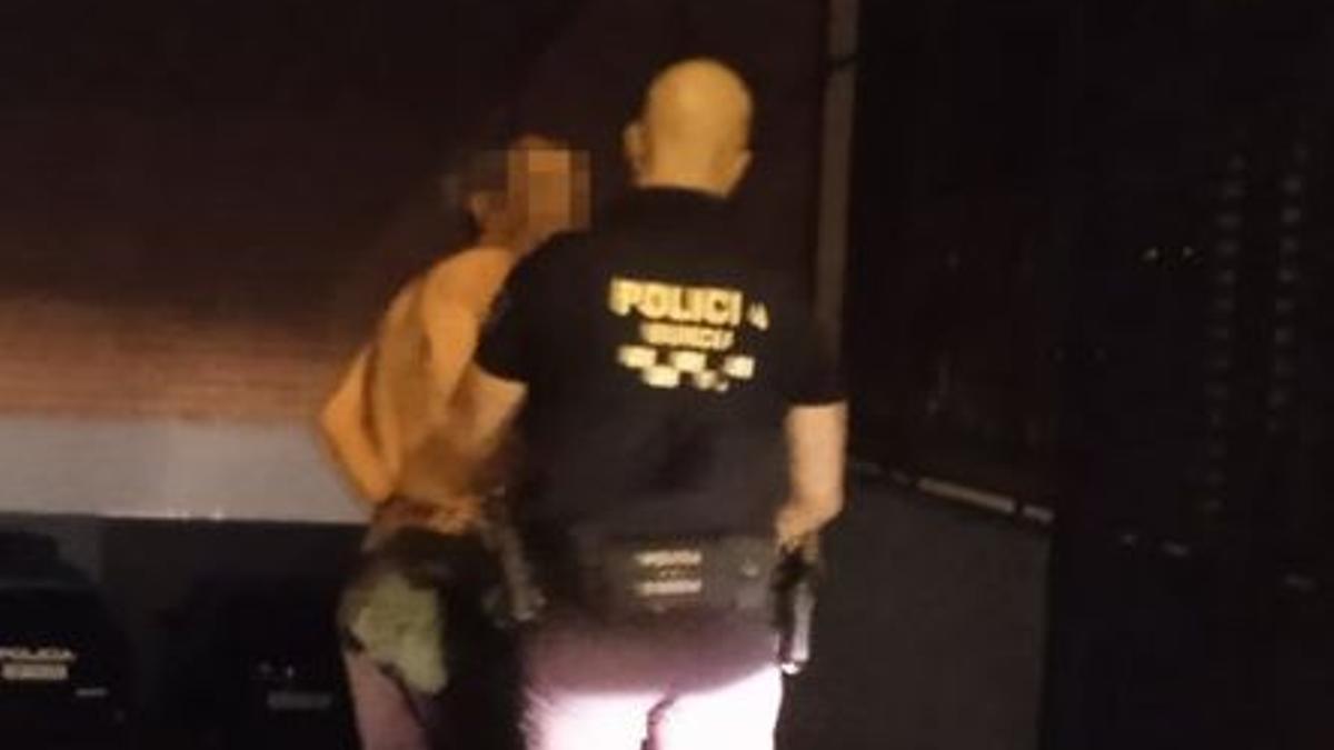 Un agente de la Policía Local, con el sujeto que presuntamente robó el patinete a la joven en Murcia.
