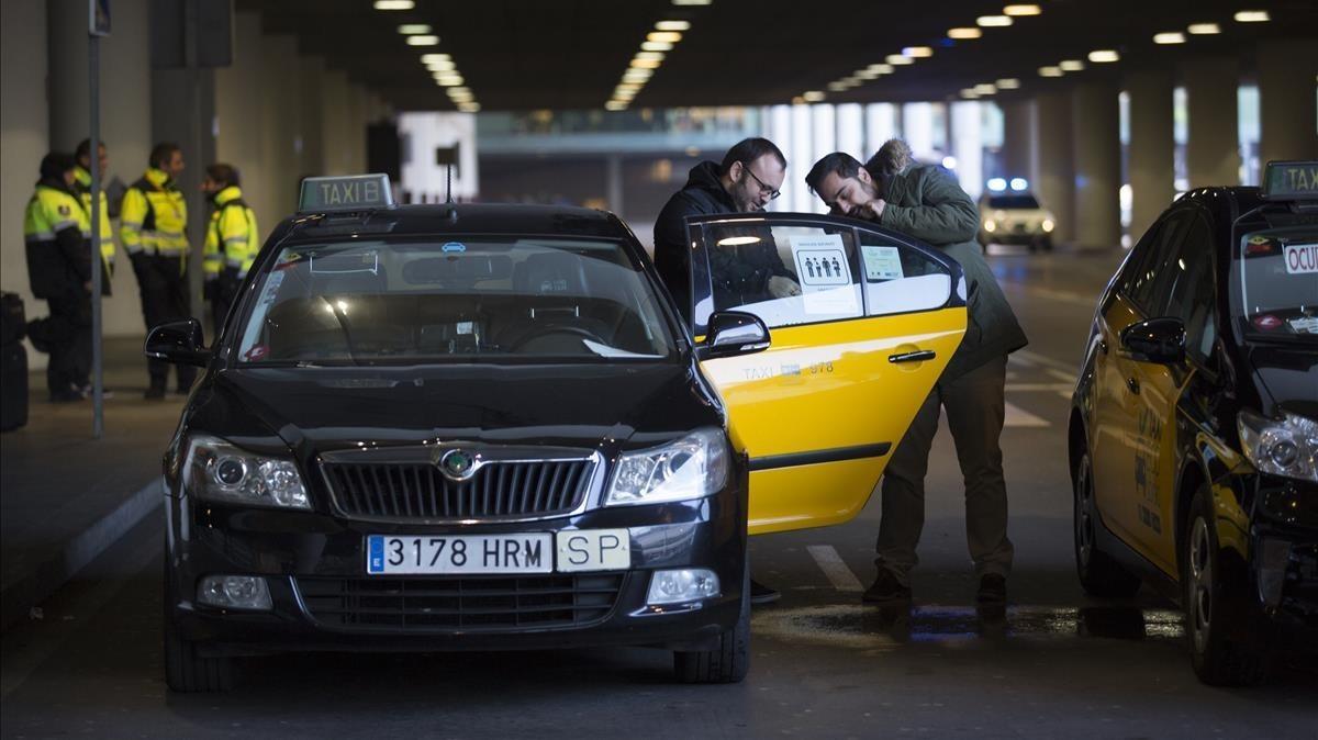 Taxistas en la parada del aeropuerto de El Prat, durante una huelga del sector, en 2017