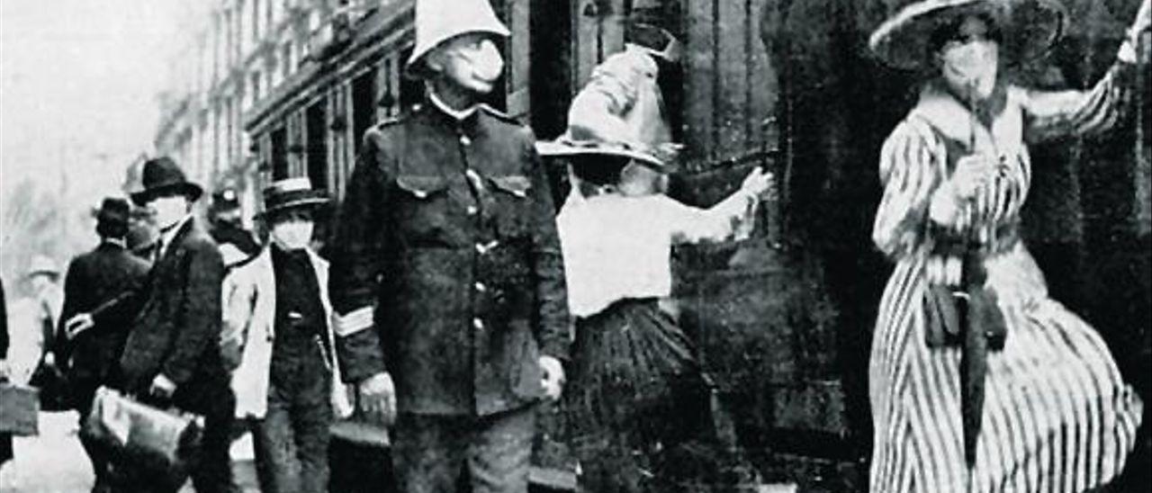 Viajeros subiendo a un tren con mascarilla en plena pandemia de 1918 a 1920.