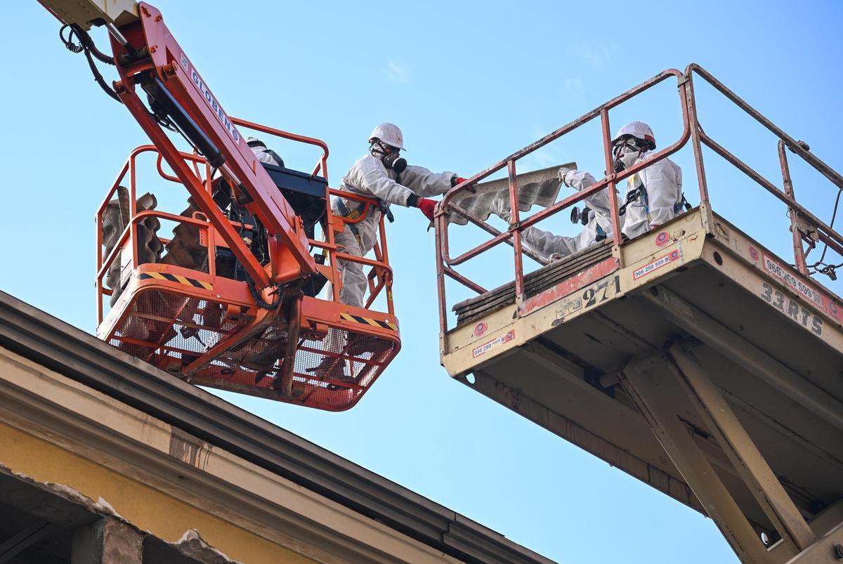 Operarios especializados trabajan en la retirada de amianto del Mercado Central de Elche Operarios especializados trabajan en la retirada de amianto del Mercado Central de Elche