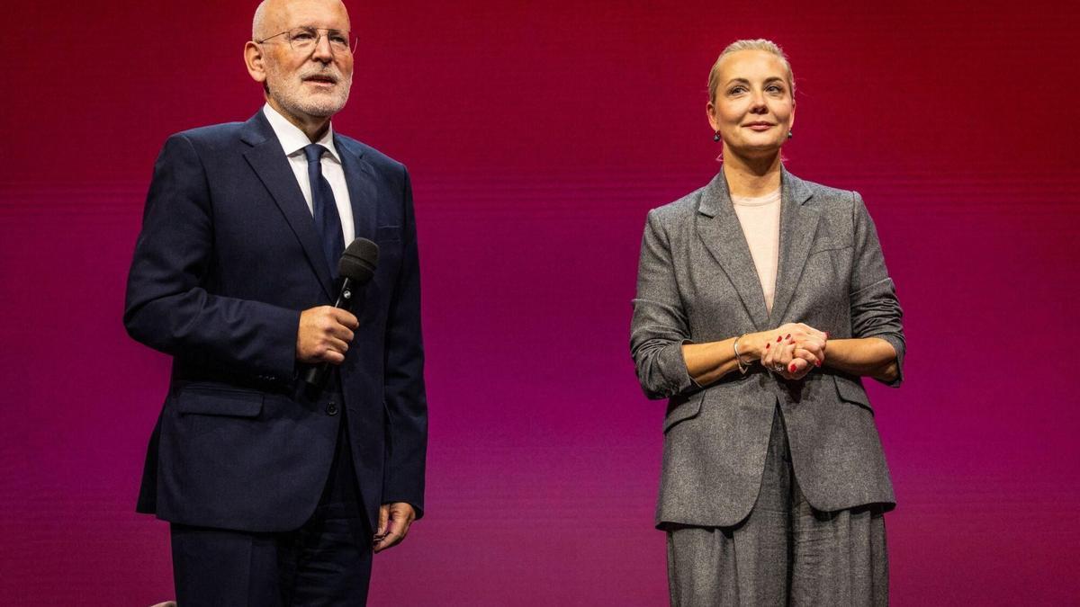 El líder del partido GroenLinks-PvdA, Frans Timmermans junto a Yulia Navalnaya, esposa de Alexei Navalny, en el congreso de los socialistas europeos, este sábado en Amsterdam