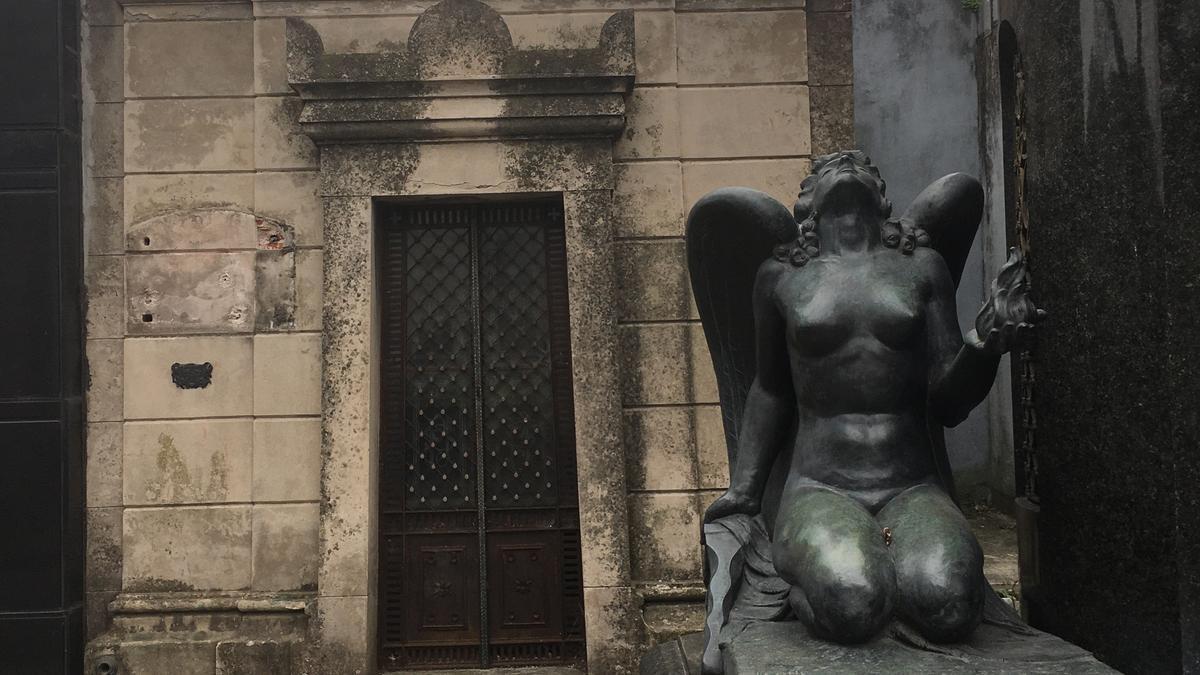 Cementerio de Buenos Aires sin su placa de bronce, que ha sido robada.