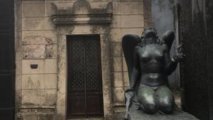 Cementerio de Buenos Aires sin su placa de bronce, que ha sido robada.