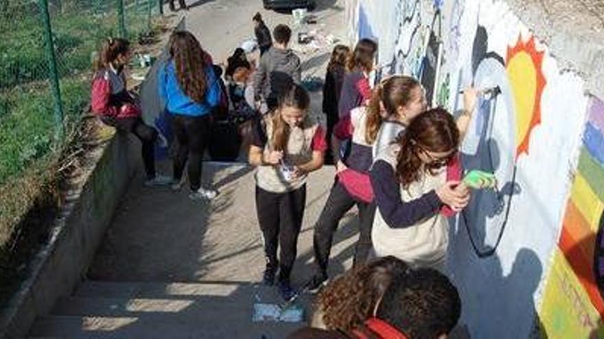 Imatge dels joves pintant el mural.