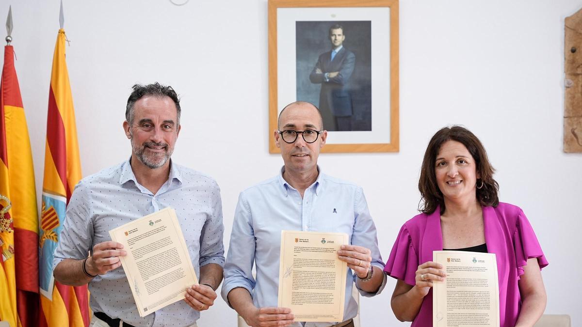 Cati Salom, directora del IBDona, junto a Óscar Portas y José Luis Mateo, tras la firma del convenio
