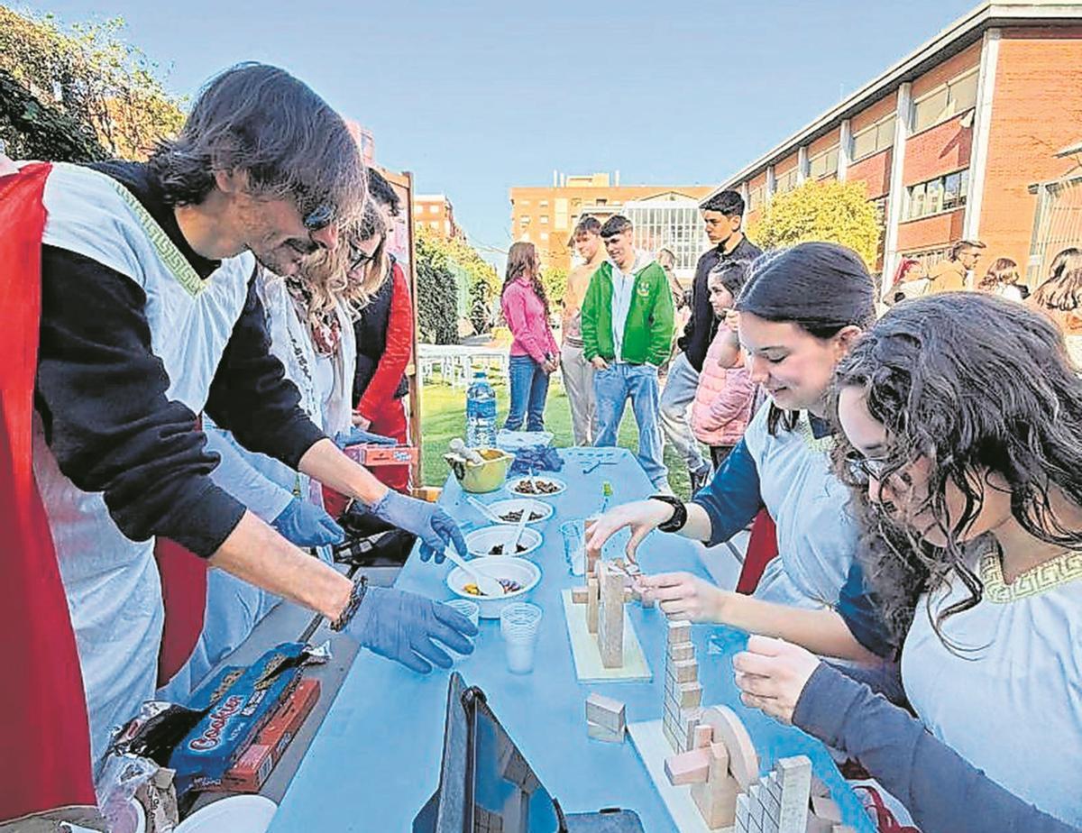 El taller d’arquitectura romana i un sòlid platònic en forma d’icosaedre