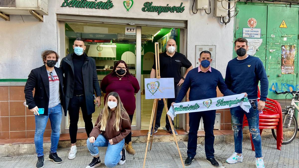 Miembros de Sentimiento Blanquiverde con los representantes del Córdoba CF.