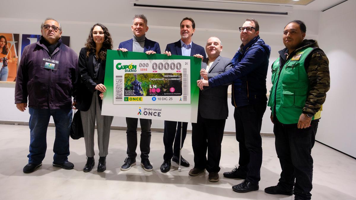 Imagen de la presentación del cupón de la ONCE que conmemora el centenario de la concesión de título de ciudad a L'Hospitalet de Llobregat