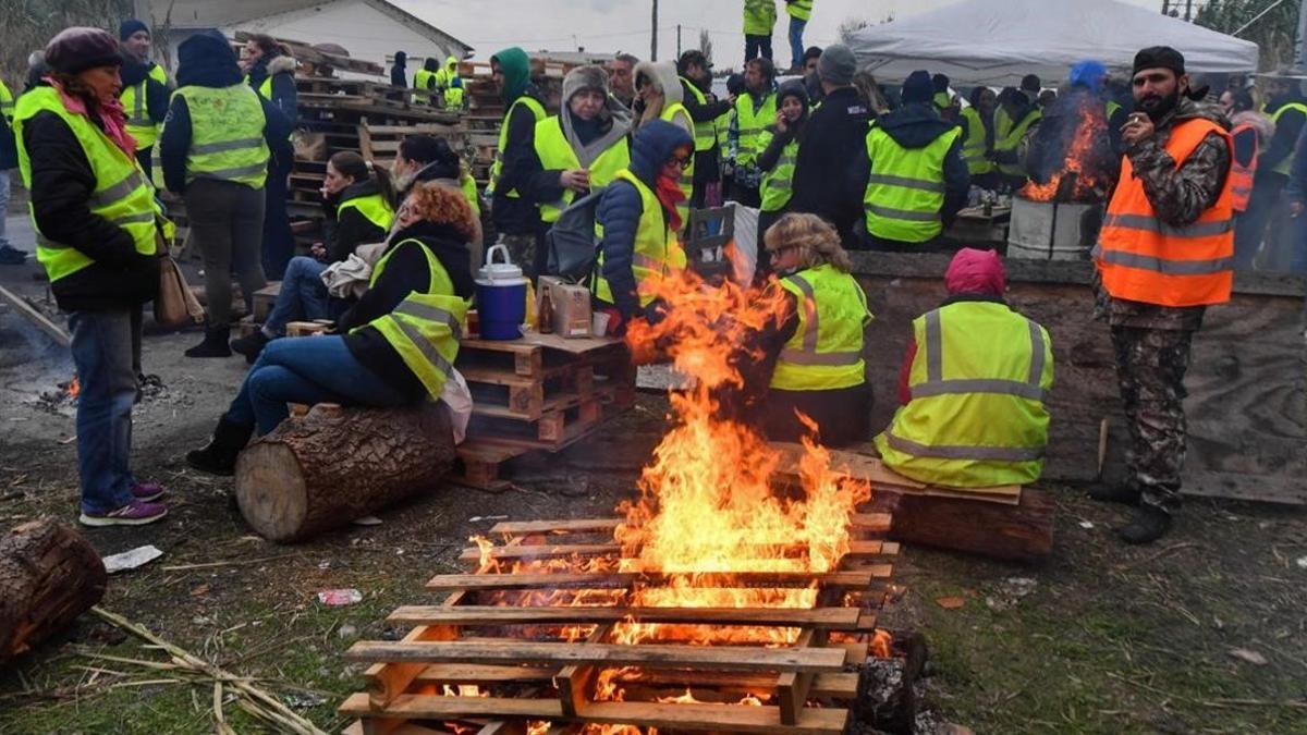 Los manifestantes durante un bloqueo en Frontignan, en el sur de Francia.