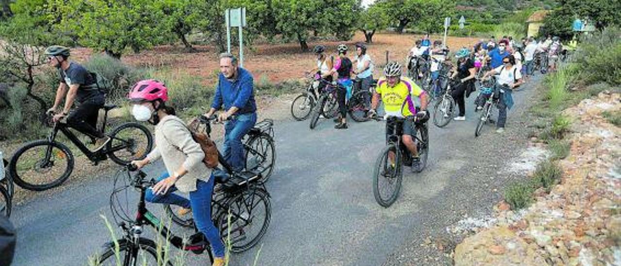 Salida de un numeroso grupo 
de ciclistas.  daniel tortajada