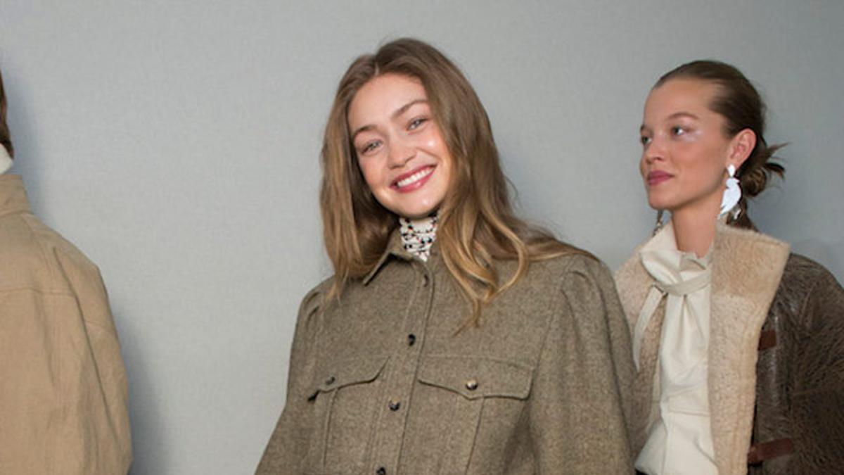 Gigi Hadid con pantalones cargo en el 'backstage' de Isabel Marant primavera-verano 2019-2020