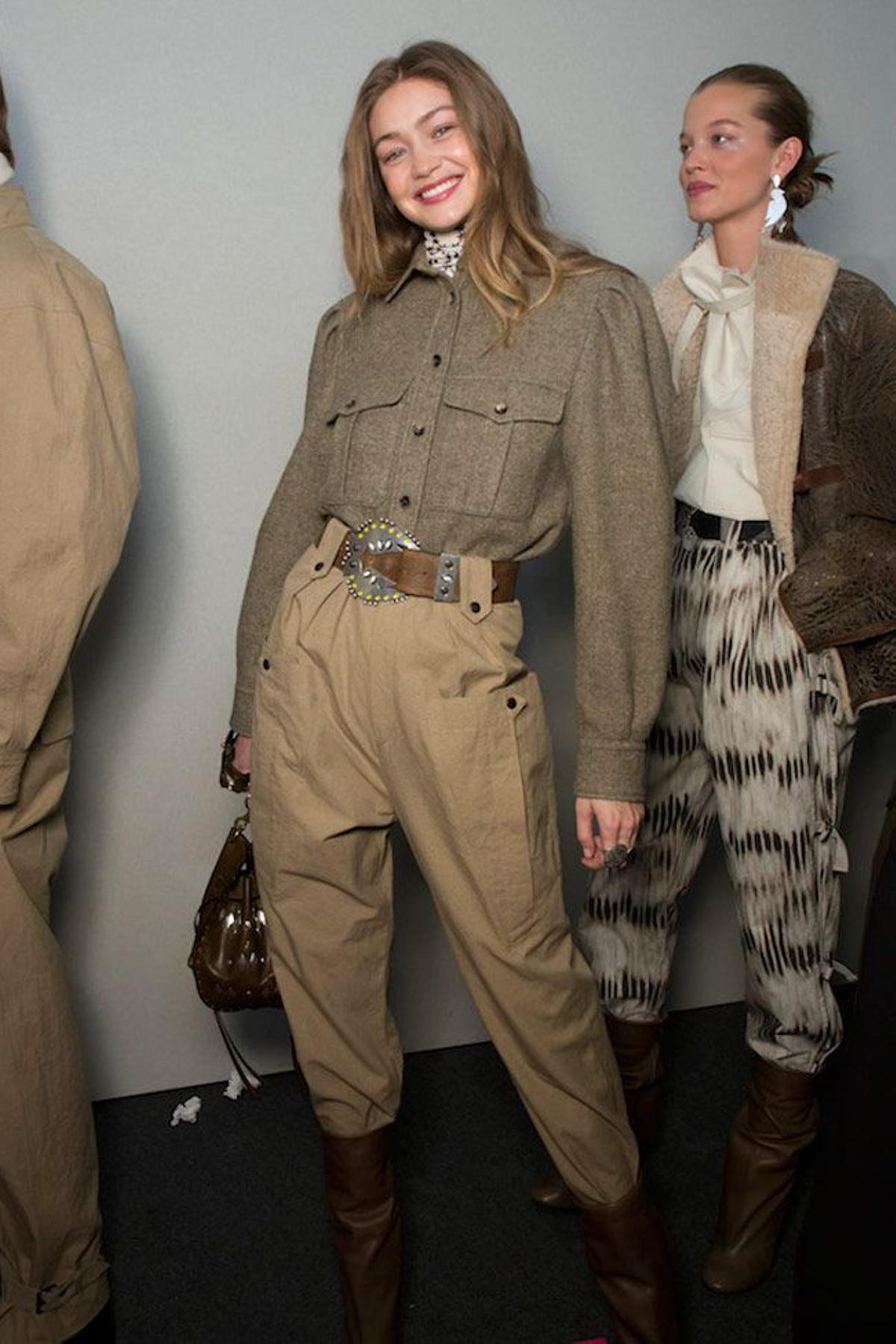 Gigi Hadid con pantalones cargo en el 'backstage' de Isabel Marant primavera-verano 2019-2020