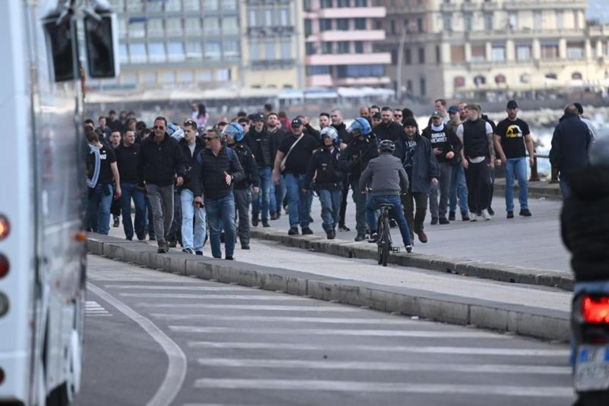 Las imágenes más impactantes de la brutal batalla campal en el centro de Nápoles