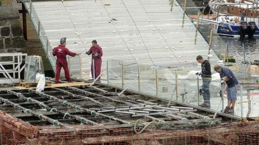 Siguen los trabajos de preparación de la batea y la rampa.  // N.Parga