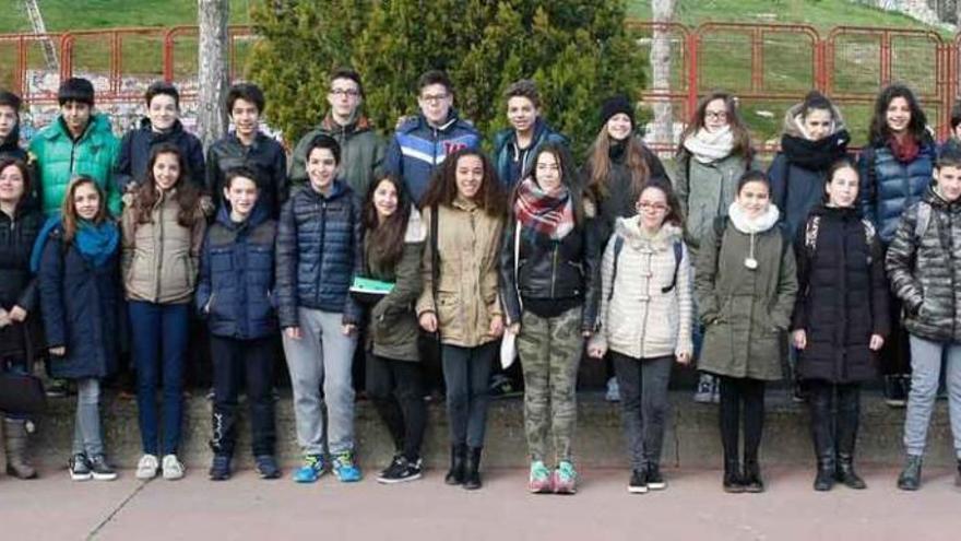 Foto de familia de los alumnos del instituto de Sassuolo, en Italia, con sus profesores y los compañeros del centro de La Vaguada.