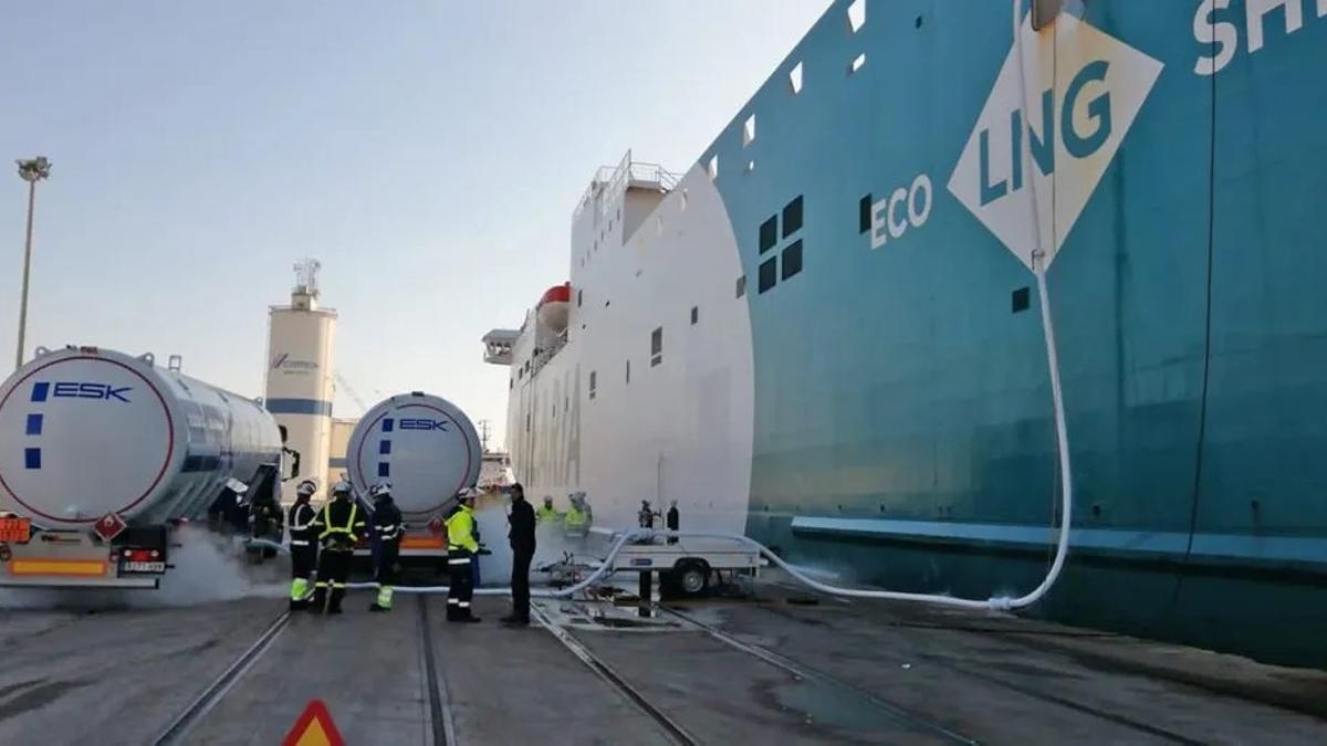 Un buque de Baleària recarga combustible en una terminal del puerto de Barcelona.