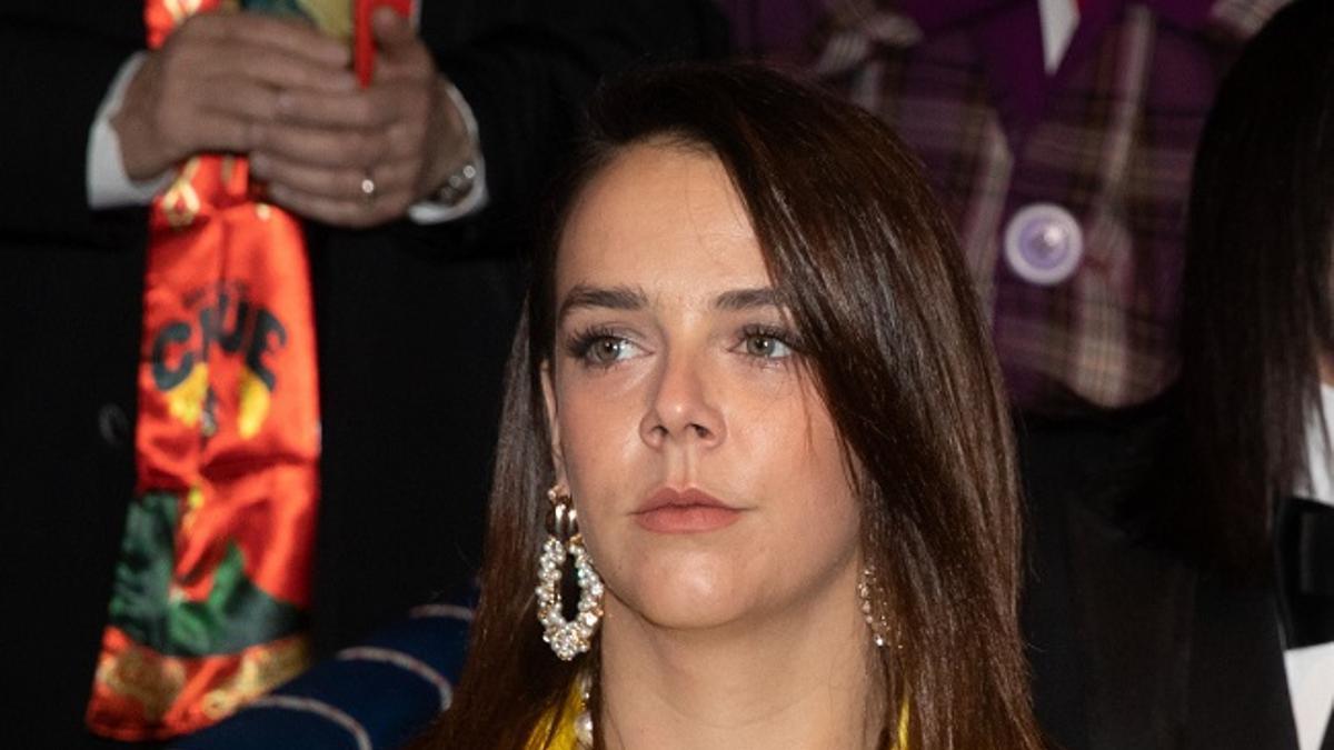 Pauline Ducruet con vestido estilo gabardina en amarillo