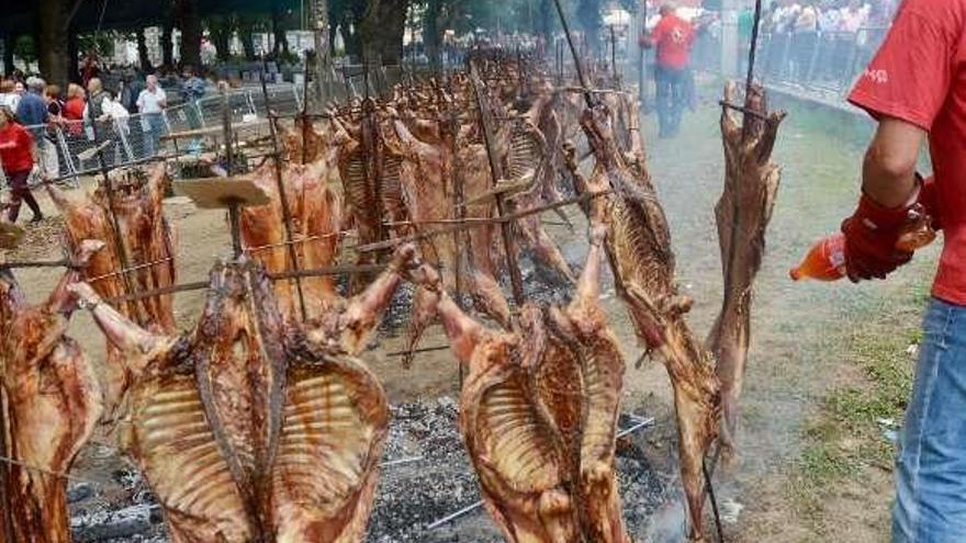 Piezas en pleno asado en el Carneiro ao Espeto. // R. Vázquez