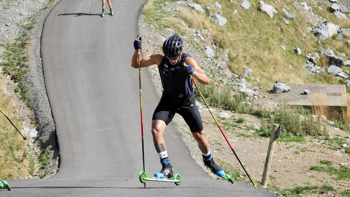 Jaume Pueyo entrenando con los roller ski.