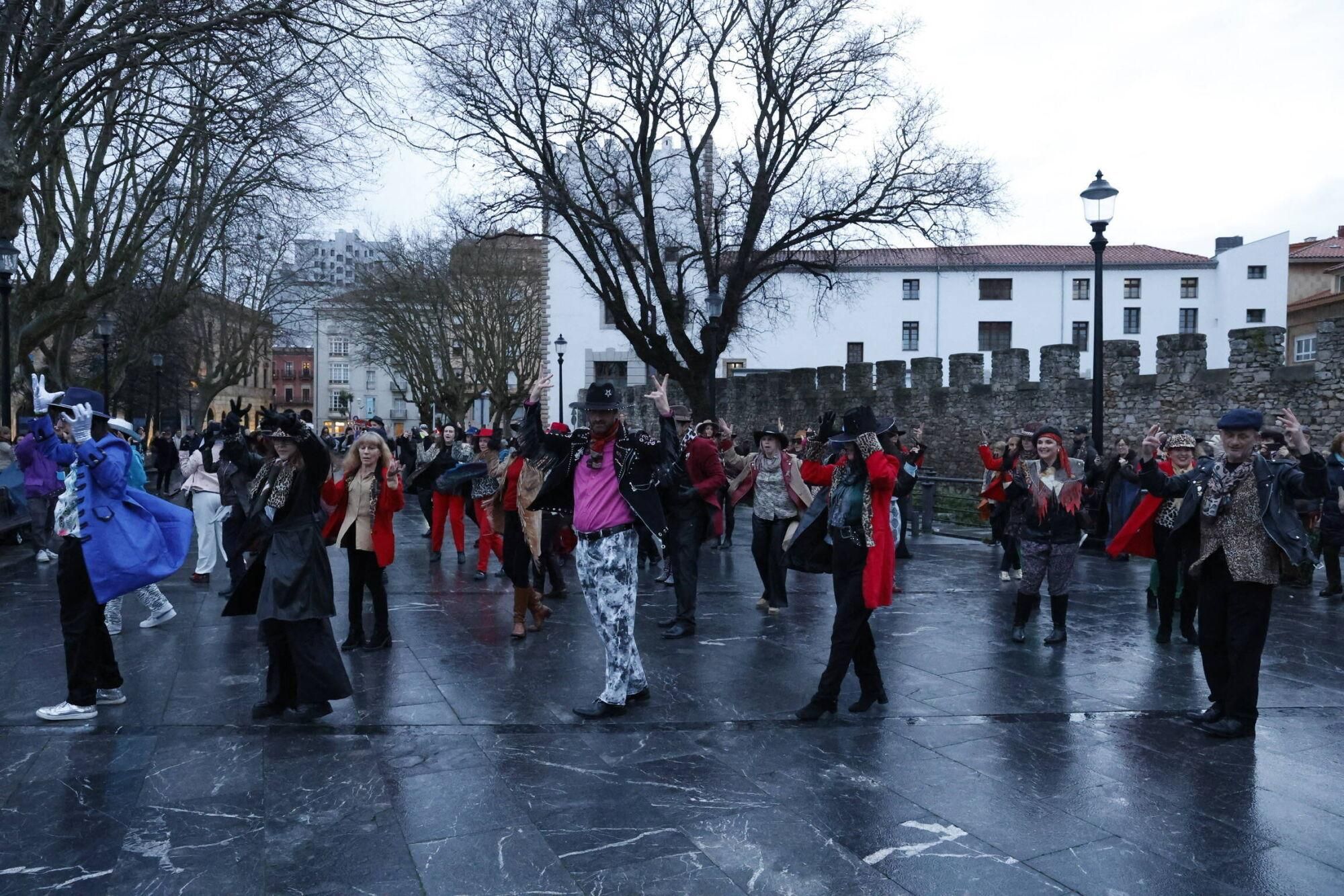 EN IMÁGENES: Flashmob en honor a Tino Casal en Gijón