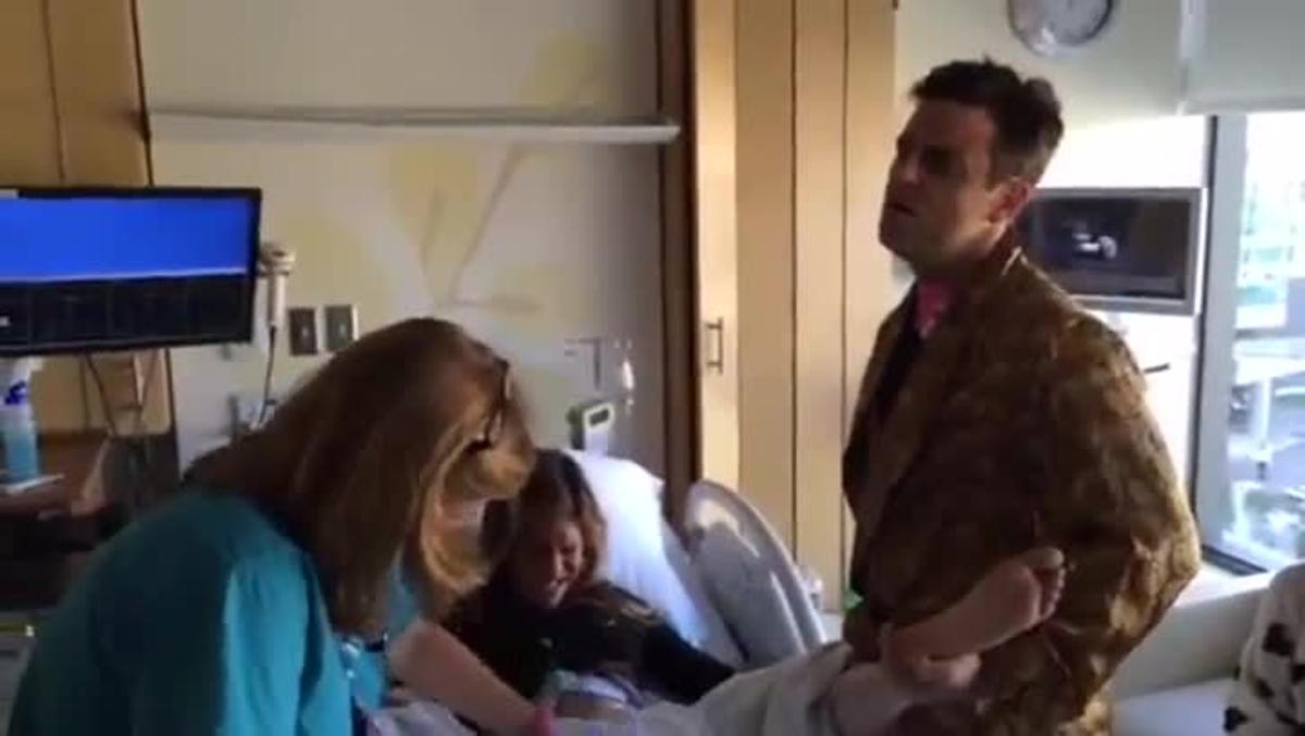 El famós cantant intenta relaxar la seva dona mentre li canta ’Frozen’.