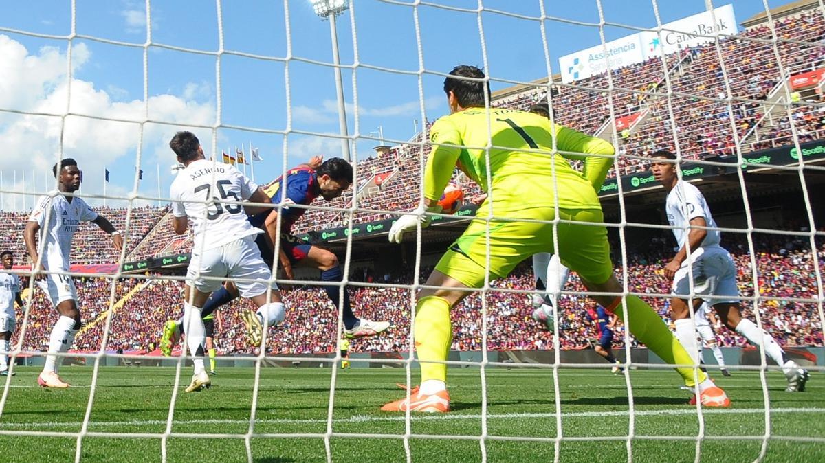 Eric García marca de cabeza el 1-2 del Barça al Madrid en Montjuïc.