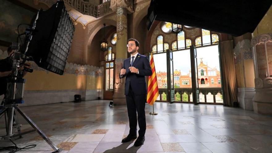 Un focus il·lumina el president de la Generalitat, Pere Aragonès, durant el discurs institucional 