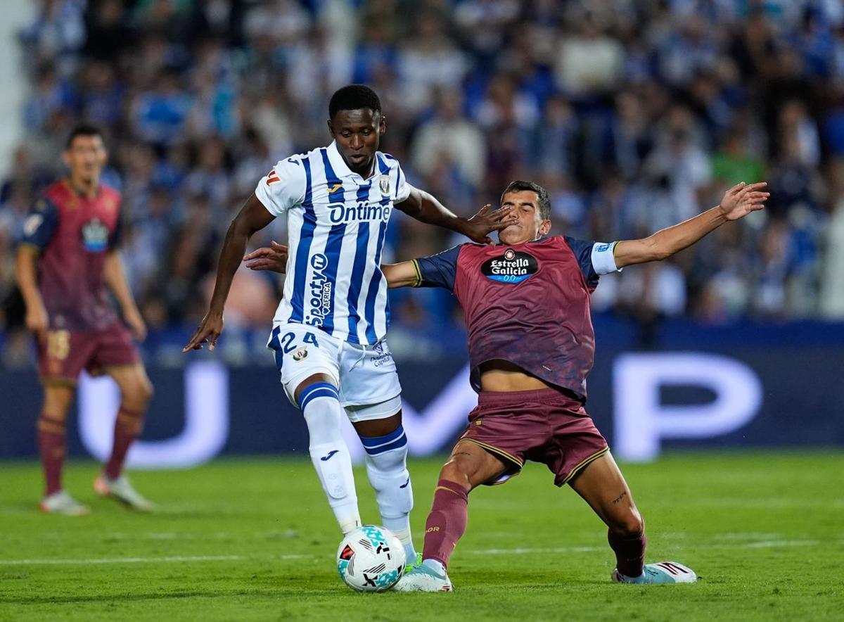 Cissé se impone a Villares en el Leganés-Deportivo de la primera vuelta en Butarque.