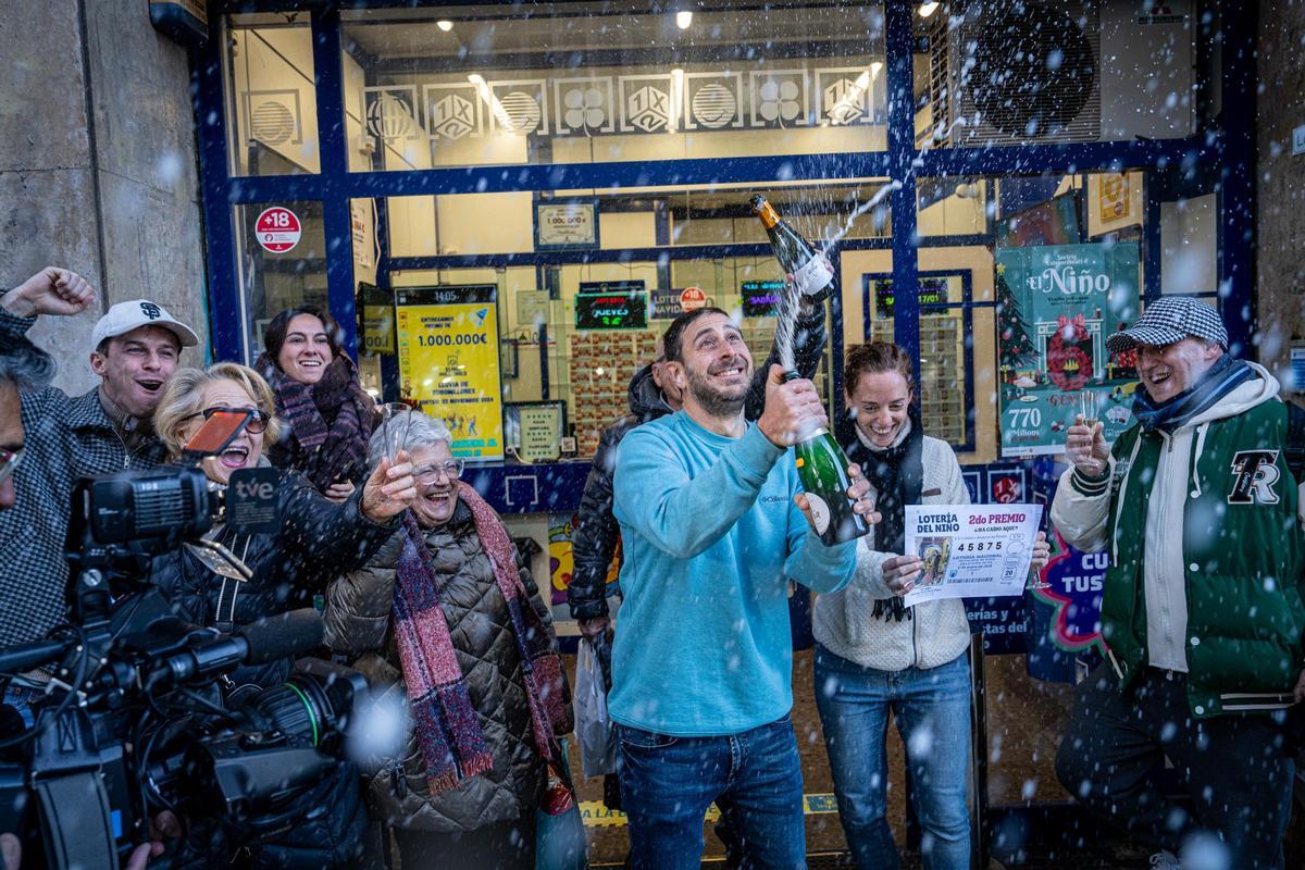 El propietario de la administración de lotería de la calle Sicília de Barcelona, Pablo Martín, que ha repartido 3,75 millones con el segundo premio de la lotería del Niño.