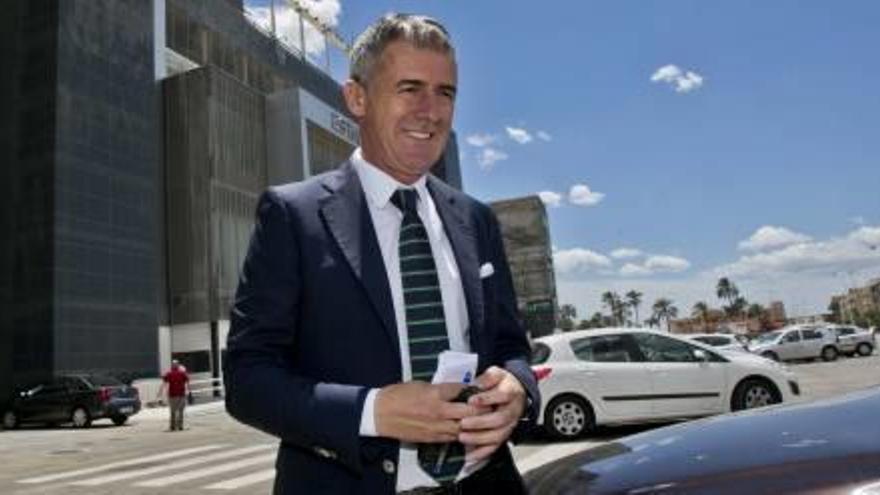 Lucas Alcaraz, el pasado jueves, al abandonar el estadio Martínez Valero tras hablar con el presidente Diego García.